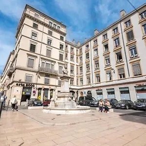 https://charmant-studio-hyper-centre.hotels-rhonealpes.com