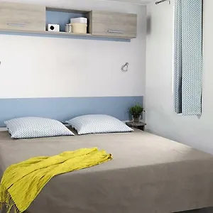 https://camping-la-barque.fr-provencehotel.com